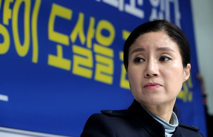 동물권단체 '케어' 박소연 대표가 19일 오전 서울 서초구의 한 빌딩에서 구조동물 비밀 안락사 파문과 관련해 입장을 밝히기 전 생각에 잠겨 있다. 뉴스1