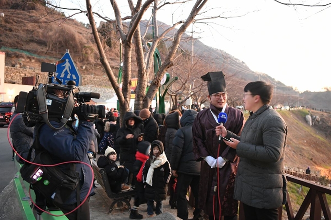 장충남(오른쪽서 두 번째) 남해군수가 해돋이 명소인 가천다랭이마을에서 군민들과 해맞이를 한 뒤 언론 인터뷰를 통해 새해 군정 추진에 대한 포부를 밝히고 있다. 남해군 제공