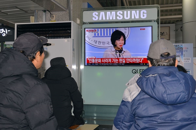 20일 오전 전남 목포시 목포역 대합실에서 시민들이 투기 의혹에 대한 입장을 밝히는 손혜원 더불어민주당 의원의 기자회견을 시청하고 있다. 이날 기자회견에서 손 의원은 더불어민주당 당적을 내려놓는다고 밝혔다. 손 의원은 목포시 만호동&middot;유달동 일대 근대역사문화공간 건물과 땅 20곳을 남편이 이사장인 재단과 조카, 보좌관 등의 명의로 매입한 것으로 알려지면서 투기 의혹을 받고 있다. 뉴스1