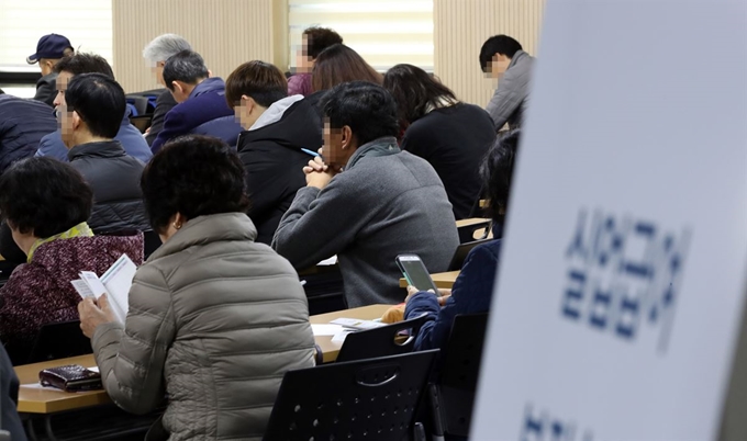 지난해 11월14일 서울 고용복지플러스센터 실업급여 설명회장이 실업급여를 신청하려는 사람들로 붐비고 있다. 연합뉴스