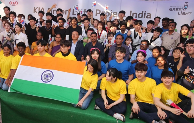 18일(현지시간) 인도 아난타푸르 직업교육 고등학교에서 기아차 인도법인 직원들과 학교 관계자들이 그린 라이트 프로젝트 출범식을 갖고 기념촬영을 하고 있다. 기아차 제공