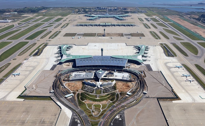 인천공항공사는 작년 1월 18일 문을 연 인천국제공항 제2여객터미널을 이용한 여객 수가 개장 1년 만에 누적 여객 1,900만명을 돌파했다고 밝혔다. 또한 수하물처리도 증가됐고 전체 이용객수도 늘어났다. 인천공항공사 제공