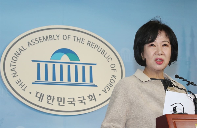 손혜원 더불어민주당 의원이 20일 국회 정론관에서 목포 부동산 투기 의혹과 관련한 기자회견을 하고 있다. 연합뉴스