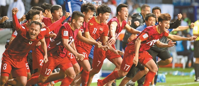 20일 오후(현지시간) 아랍에미리트 아부다비 알 막툼 경기장에서 열린 2019 아시아축구연맹(AFC) 아시안컵 요르단과의 16강전에서 승부차기 끝에 승리를 거둔 베트남 선수들이 환호하고 있다. 아부다비=연합뉴스