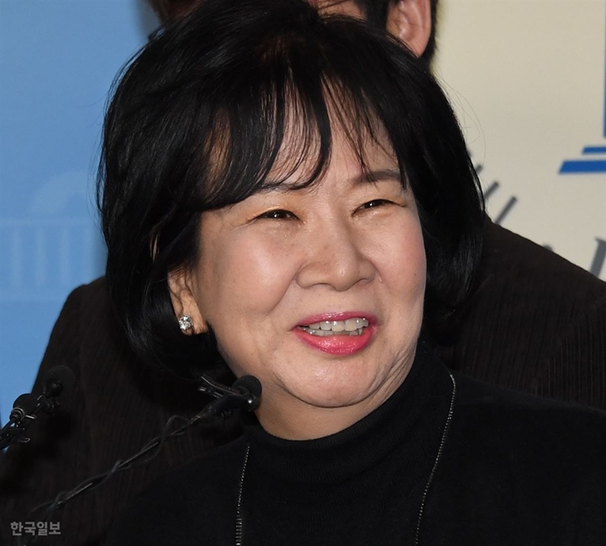 손혜원 의원이 21일 오전 국회 정론관에서 빙상계 성폭력 사건 관련 입장 표명 기자회견에 앞서 미소를 띤 표정을 하며 이젠 무소속이라 하고 있다. 오대근기자