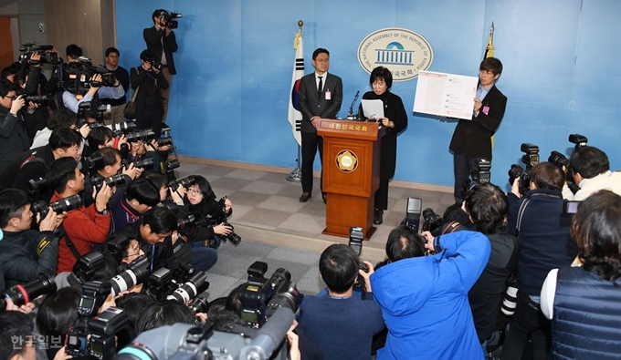 손혜원 의원이 21일 오전 국회 정론관에서 젊은빙상인연대, 빙상계 성폭력 사건 관련 입장 표명 기자회견을 하는 동안 언론 기자들에 둘러싸여 있다. 오대근기자