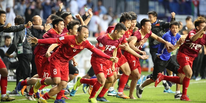 20일 오후(현지시간) 아랍에미리트 아부다비 알 막툼 경기장에서 열린 2019 아시아축구연맹(AFC) 아시안컵 요르단과의 16강전에서 승부차기 끝에 승리를 거둔 베트남 선수들이 환호하고 있다. 연합뉴스