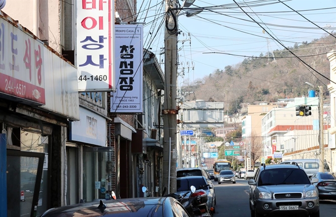 목포 근대역사문화 공간 내 거리에 손 의원의 측근들이 매입해 운영하는 '창성장'의 간판이 보인다. 연합뉴스