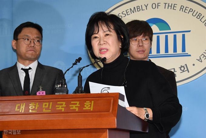 [저작권 한국일보] 무소속 손혜원 의원이 21일 오전 국회 정론관에서 젊은빙상인연대, 빙상계 성폭력 사건 관련 입장 표명 기자회견을 하고 있다. 왼쪽부터 박지훈 자문변호사, 손의원, 여준형 젊은빙상인연대 대표, 오대근기자 /2019-01-21(한국일보)