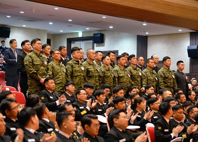 제8주년 아덴만 여명작전 기념식이 1월 21일 부산 해군작전사령부에서 열렸다. 이날 행사에서 박기경 해군작전사령관이 일일이 이름을 부른 아덴만 여명작전 참가 청해부대 6진 장병들이 호명된 뒤 참석자들의 박수를 받고 있다. 해군작전사 제공