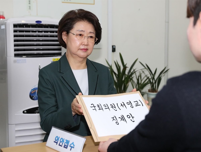 자유한국당 소속 김승희 국회 윤리위원회 간사가 21일 오후 국회 의안과 최근 재판청탁 의혹을 받는 더불어민주당 서영교 의원에 대한 징계안을 제출하고 있다. 연합뉴스