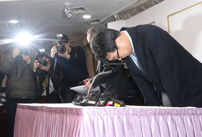 '빙상계 절대강자'로 불리는 전명규 한국체대 교수(전 빙상연맹 부회장)가 21일 오후 서울 송파구 올림픽파크텔에서 기자회견을 열어 빙상계 폭력·성폭력 사태와 관련한 입장을 밝힌 뒤 인사하고 있다. 연합뉴스