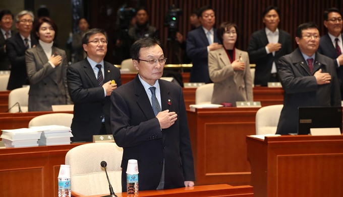 이해찬(맨 앞) 대표를 비롯한 더불어민주당 소속 의원들이 21일 오후 국회에서 열린 정책 의원총회에 참석해 국기에 대한 경례를 하고 있다. 연합뉴스