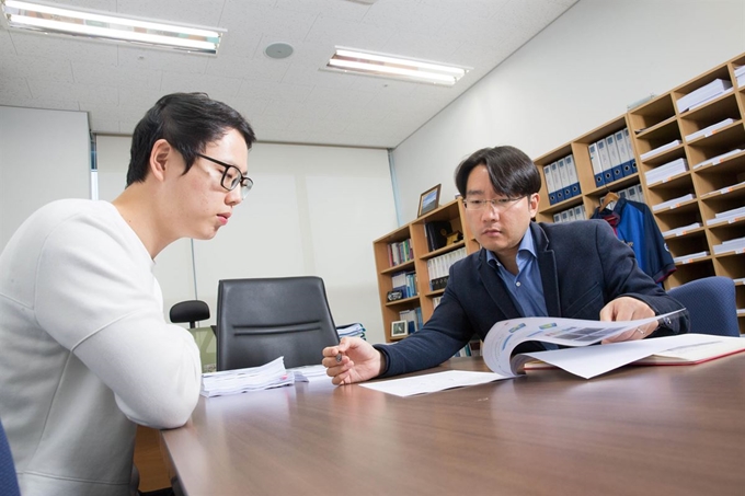 연구에 몰두하고 있는 사영진(왼쪽) 박사와 주상훈 교수