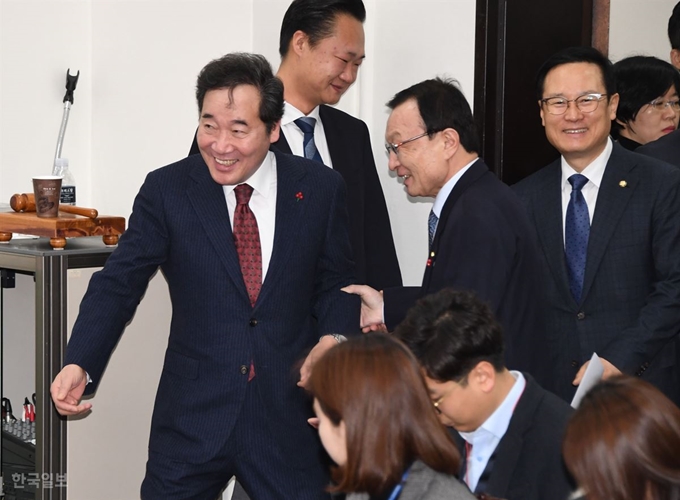 이낙연 총리와 이해찬대표가 먼저 입장하라며 손짓으로 서로에게 양보를 하며 입장하고 있다. 오대근기자