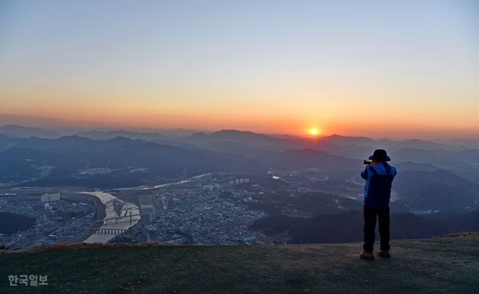 봉래산 정상에서 본 영월읍내 모습.