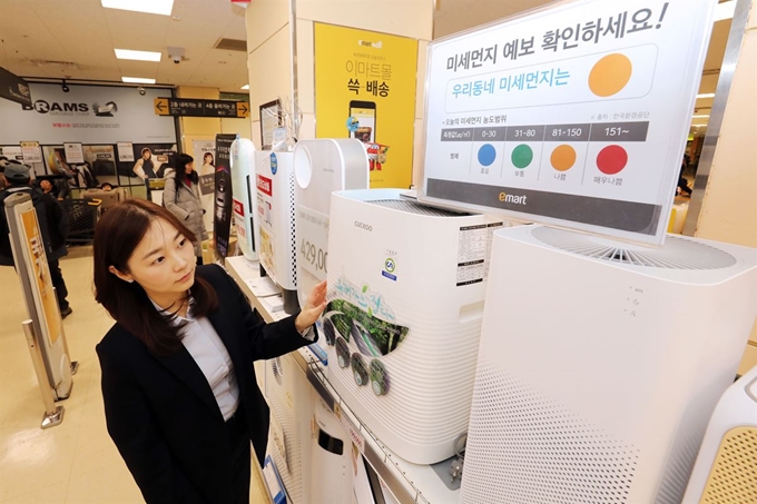 서울의 한 이마트 매장에서 직원이 진열돼 있는 공기청정기 제품들을 살펴보고 있다. 이마트 제공