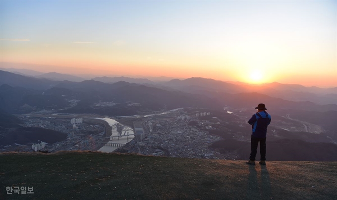 영월읍내 뒤편 봉래산 꼭대기에서 본 일몰 풍경. 별마로천문대가 위치한 산정에서 내려다보면 동강(왼편 아래 큰 물줄기)과 서강이 합류해 남한강이 되어 흐르는 모습이 한눈에 파악된다. 영월=최흥수기자