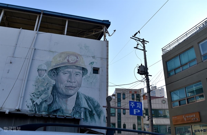 13년의 세월에 요리골목 담장 벽화도 서서히 퇴색되고 있다.