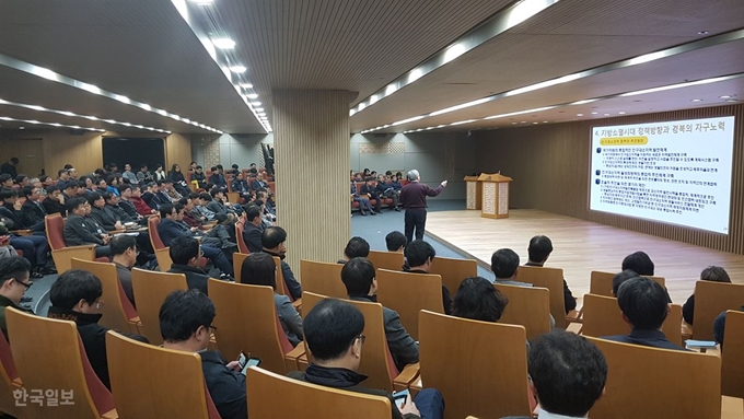 전 농림축산식품부 장관인 이동필 경북도 농촌살리기정책자문관이 22일 경북 안동시 경북도청 안민관 다목적홀에서 '지방소멸, 어떻게 할 것인가'라는 주제로 특강을 하고 있다. 류수현기자 suhyeonryu@hankookilbo.com