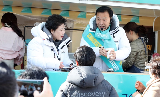 바른미래당 손학규 대표가 22일 대전 서구 둔산동 시청앞 네거리에서 푸드트럭에 올라 시민들에게 따듯한 음료를 나눠주면서 연동형 비례대표제를 홍보하고 있다. 연합뉴스