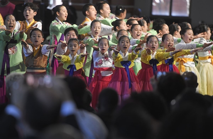 남부 아틀란타에서 21일(현지시간) 열린 킹 목사 추모행사에서 한국 어린이합창단(The Far East Broadcasting Children's Choir)이 노래를 부르고 있다. AP 연합뉴스