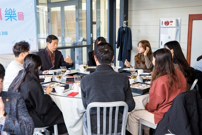 윤승용 총장이 교내 식당에서 학생들과 도시락을 나누며 남서울대의 비전에 대해 설명하고 있다. 남서울대 제공