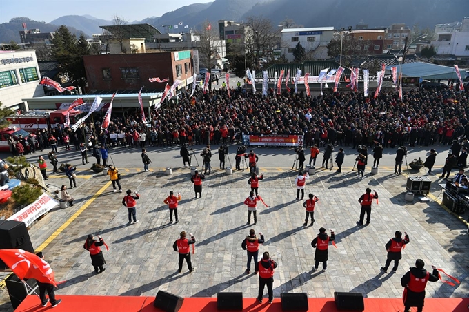 정선 알파인경기장 철거반대 범군민 투쟁위는 22일 오후 군청 앞 광장에서 대규모 집회를 갖고 곤돌라와 관리도로 존치 등 올림픽 유산의 합리적 활용을 논의할 사회적 합의기구 구성을 정부에 촉구했다. 정선군 제공