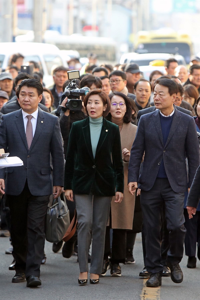 22일 자유한국당 나경원 원내대표와 '손혜원 랜드 게이트 진상조사 태스크포스(TF)' 위원장인 한선교 의원 등이 전남 목포시 역사문화거리를 찾아 건물들을 둘러보고 있다. 연합뉴스