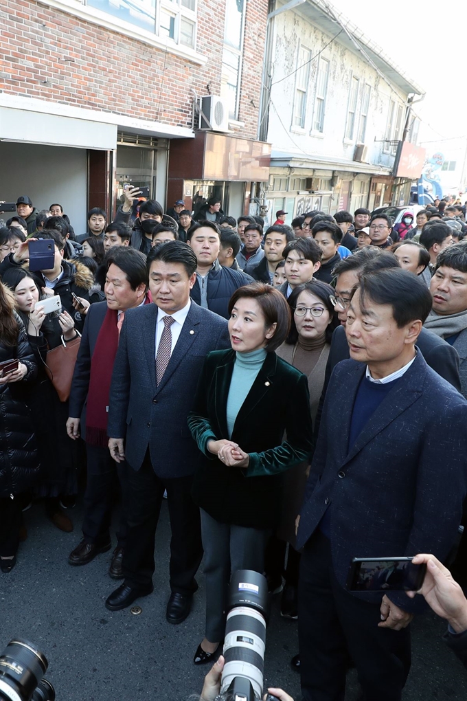 22일 자유한국당 나경원 원내대표와 '손혜원 랜드 게이트 진상조사 태스크포스(TF)' 위원장인 한선교 의원 등이 전남 목포시 역사문화거리 내 게스트하우스 창성장 앞에서 '손혜원 의혹' 대응책을 발표하고 있다. 연합뉴스