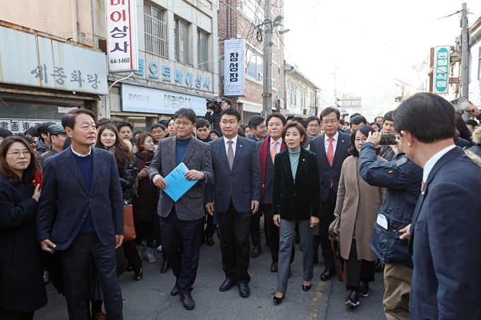 22일 자유한국당 나경원 원내대표와 '손혜원 랜드 게이트 진상조사 태스크포스(TF)' 위원장인 한선교 의원 등이 전남 목포시 역사문화거리를 찾아 건물들을 둘러보고 있다. 연합뉴스