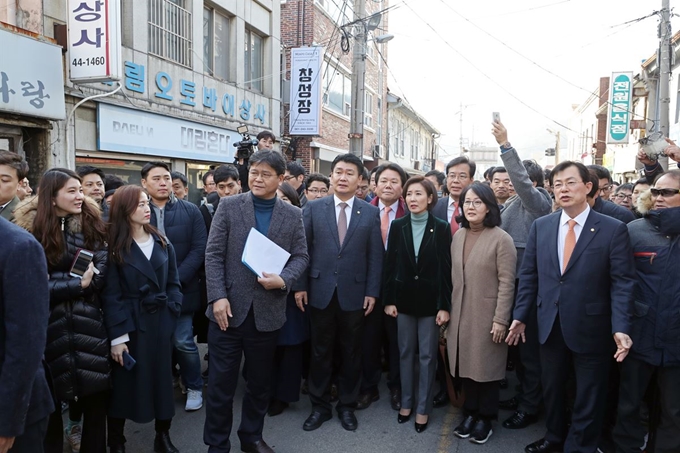 22일 자유한국당 나경원 원내대표와 '손혜원 랜드 게이트 진상조사 태스크포스(TF)' 위원장인 한선교 의원 등이 전남 목포시 역사문화거리에서 '손혜원 의혹' 시발점이 됐던 게스트하우스 창성장이 위치한 거리를 살펴보고 있다. 목포=연합뉴스 2019.1.22