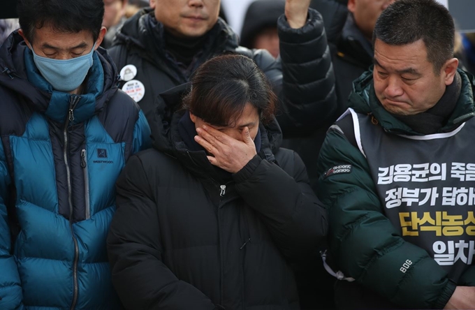 고 김용균씨의 어머니가 22일 오후 서울 광화문광장에서 열린 청년 비정규직 고 김용균 시민대책위원회의 단식농성 돌입 기자회견에서 눈물을 흘리고 있다. 연합뉴스