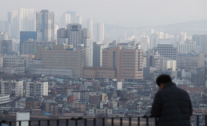 경기 남부지역의 미세먼지 농도가 '나쁨'으로 예보된 22일 오후 경기도 수원시 서장대에서 바라본 수원 시내가 뿌옇다. 연합뉴스