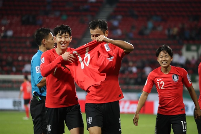 23일(한국시간) 아랍에미리트(UAE) 두바이 라시드 스타디움에서 열린 2019 아시아축구연맹(AFC) 아시안컵 한국과 바레인의 16강 연장전에서 김진수의 득점 후 손흥민과 지동원이 기성용의 유니폼을 들어 보이고 있다. 두바이=연합뉴스