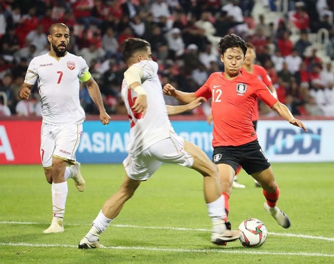 23일(한국시간) 아랍에미리트(UAE) 두바이 라시드 스타디움에서 열린 2019 아시아축구연맹(AFC) 아시안컵 한국과 바레인의 16강 연장전에서 이승우가 슈팅을 시도하고 있다. 두바이=연합뉴스