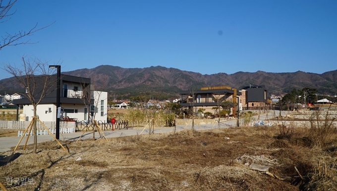 경북 경주의 한 농협 직원들이 살지도 않는 전원주택을 담보로 사내 복지 차원에서 시행하는 저금리 대출을 받은 사실이 드러나 말썽인 가운데 직원들 명의로 담보대출이 나간 경주의 전원주택 마을 전경. 김정혜기자 kjh@hankookilbo.com