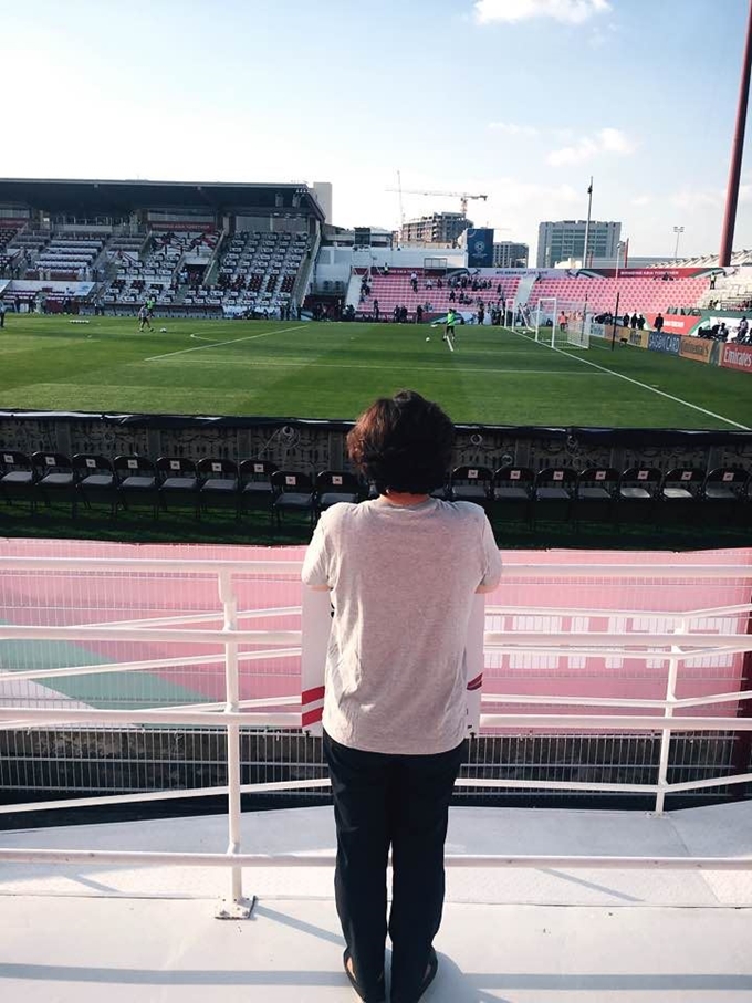 김경미씨가 22일 아랍에미리트(UAE) 두바이의 라시드 스타디움에서 열린 2019 아시아축구연맹 아시안컵 16강 한국-바레인전의 시작을 기다리고 있다. 김경미씨 제공