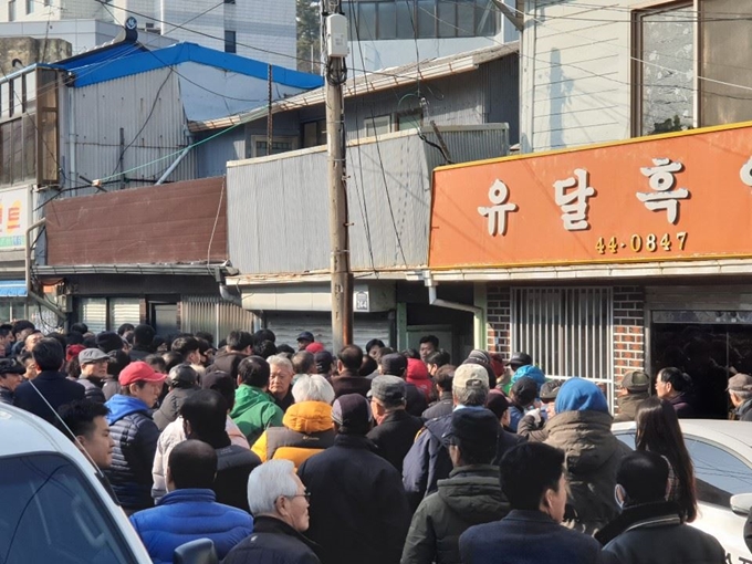 목포 창성장 인근 문화의 거리에서는 손혜원 의원을 보려고 모인 주민과 관광객 1,000여명이 몰렸다.