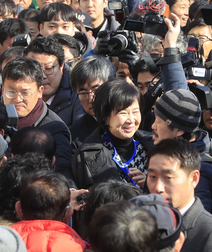 목포 근대역사문화공간 내 부동산 투기 의혹을 받는 무소속 손혜원 의원이 23일 오후 목포 현장에서 의혹을 해명하는 기자회견을 하기에 앞서 지지자들의 응원을 받고 있다. 연합뉴스