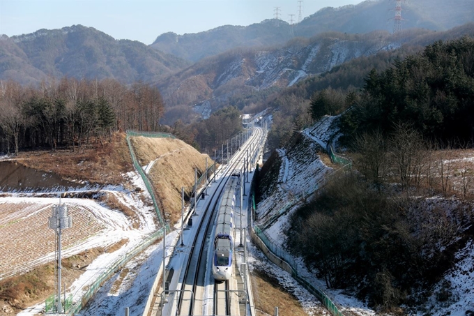 강원도 산악을 통과하는 강릉선KTX.