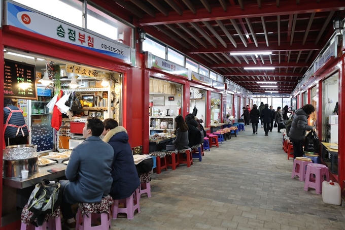 월화거리의 금학풍물시장에서는 메밀전병, 메밀전, 팥죽 등 토속음식을 맛볼 수 있다.