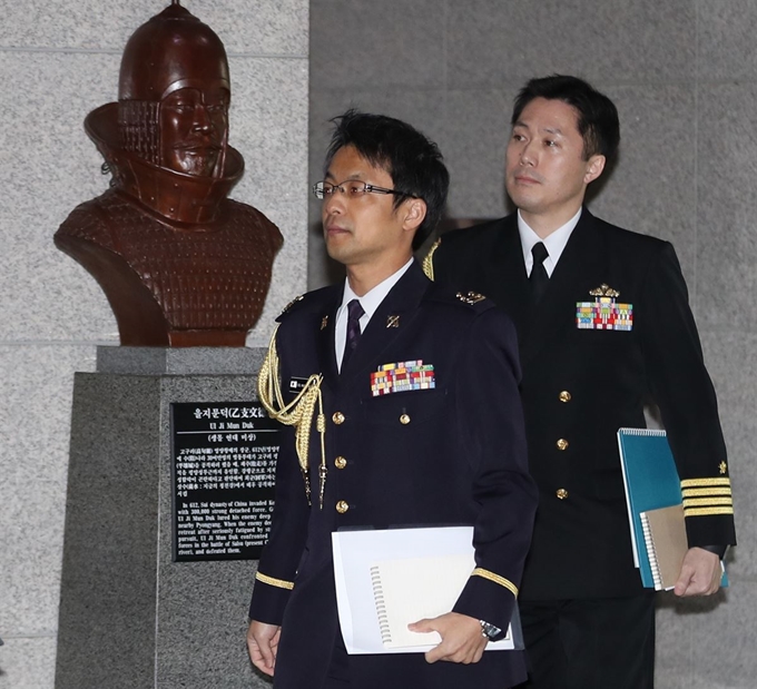 국방부가 주한일본무관을 초치해 일본 초계기의 근접 위협비행에 항의한 23일 나가시마 토루 주한일본무관이 서울 국방부 청사를 나서고 있다. 연합뉴스