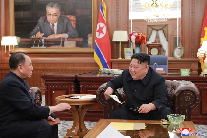 김정은(오른쪽) 북한 국무위원장이 노동당 중앙위원회 청사에서 김영철 부위원장을 단장으로 한 북미고위급회담대표단을 만나 워싱턴 방문 결과에 대해 보고를 받았다고 조선중앙통신이 24일 보도했다. 평양=조선중앙통신 연합뉴스