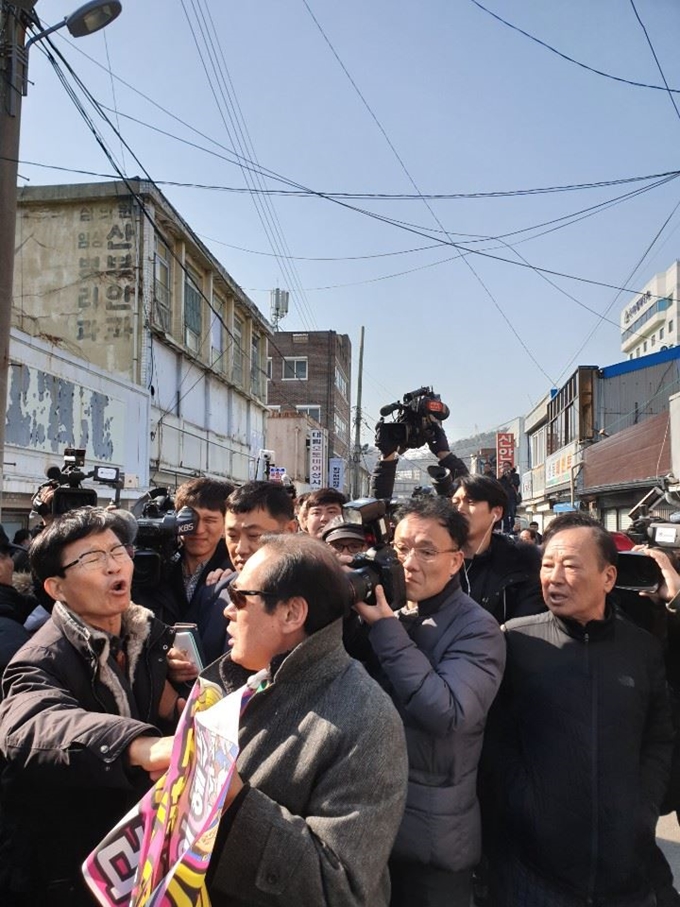 무소속 손혜원 의원이 목포 근대역사문화공간에서 부동산 투기 의혹 등과 관련한 기자회견을 진행하던 23일 오후 회견장 밖에서 손 의원 지지자로 보이는 시민이 다른 시민과 다툼을 벌이고 있다. 한국일보