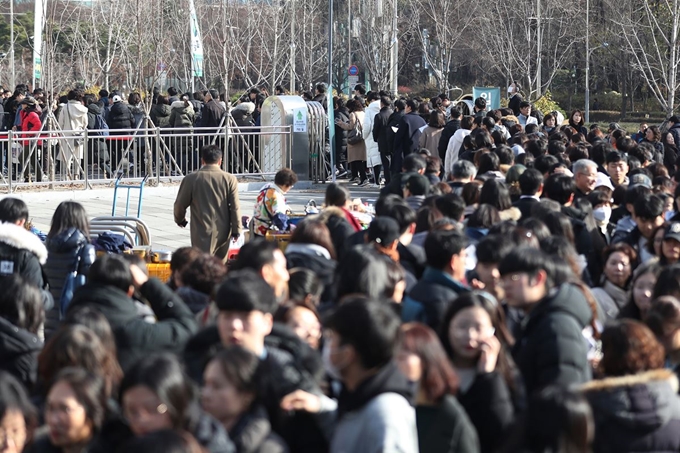 지난달 6일 서울 송파구 잠실학생체육관 앞에서 수험생과 학부모들이 ‘종로학원 2019 정시지원전략설명회’ 입장을 기다리고 있다. 연합뉴스