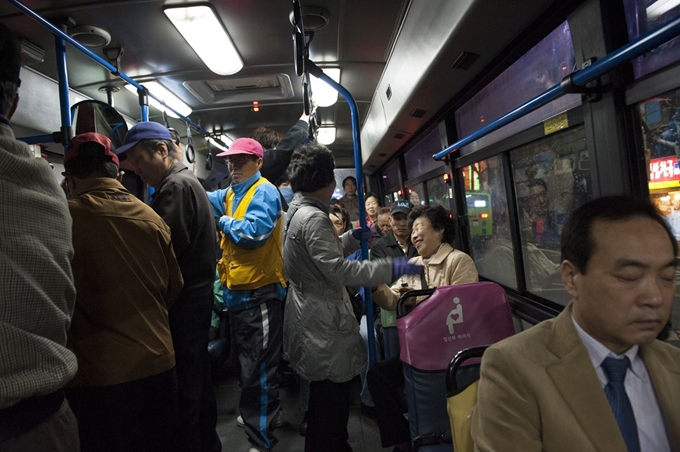 새벽4시 서울 구로에서 출발해 강남으로 향하는 6411번 버스에는 수많은 노동자들이 탄다. 노회찬 의원은 이들의 존재를 널리 알렸다. 노회찬재단 제공