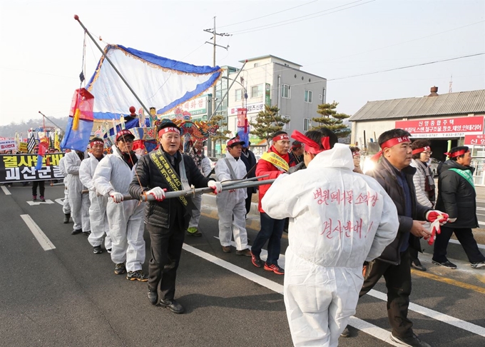 충북 괴산군민들이 지난 17일 괴산읍내에서 의료폐기물 소각시설에 반대하는 ‘상여 시위’를 벌이고 있다. 이 시위에는 지역구 국회의원과 지방의원, 각 기관 단체장들이 대거 동참했다. 괴산군 제공