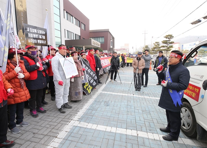 17일 괴산읍에서 열린 의료폐기물 소각시설 반대 시위에서 이차영(오른쪽) 괴산군수가 소각시설 건립 추진 경과를 시위대에게 설명하고 있다. 괴산군 제공