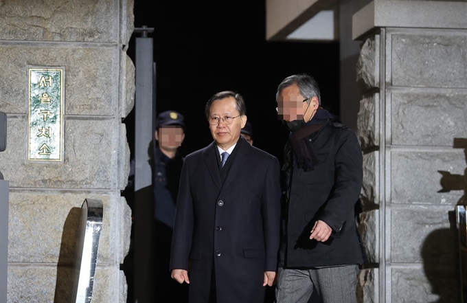 사법행정권을 남용한 혐의를 받는 박병대 전 대법관이 24일 구속영장이 기각된 후 경기도 의왕 서울구치소를 나서고 있다. 연합뉴스